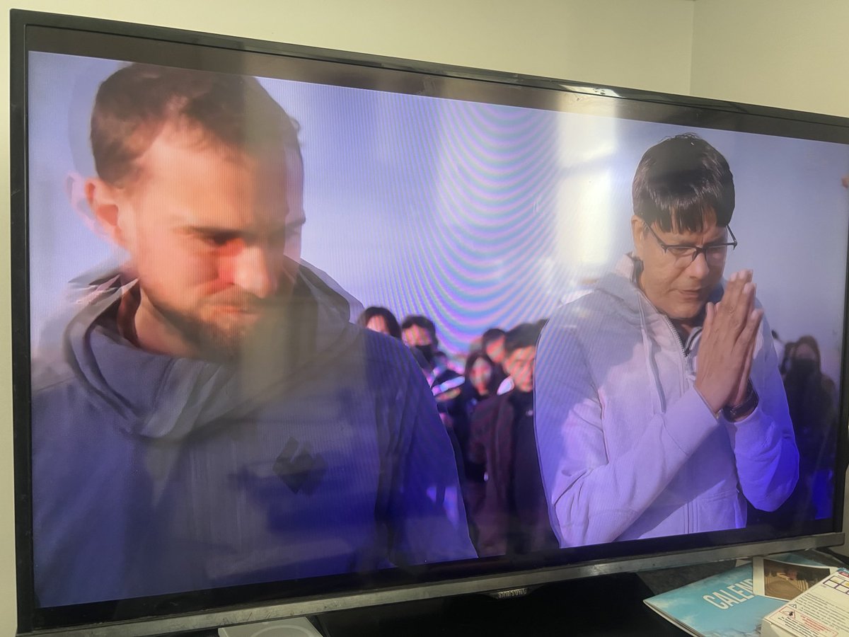 Jenny14800's tweet image. #Léo rejoint #Shyam en #Inde 1prof d’univ.,ayant initié la plantation de 3 millions d’#arbres pr repousser la #Désertification,#Léo par ses réseaux a réuni 3000 personnes pr planter 2000 pousses,pr lutter contre le #ChangementClimatique:qq familles adoptent 1#Jujube pr se nourrir