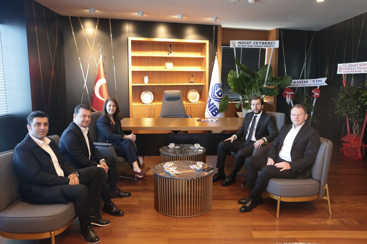 DenibDenizli's tweet photo. Garanti Yatırım Genel Müdürü Hülya Türkmen, Yatırım Bölge Müdürü Hakan Tidin, Şube Müdürü Emre Bahçebakan ve Aybar Kaplan, Denizli İhracatçılar Birliği’ni ziyaret etti.

Ziyaret kapsamında Birliğimizin faaliyetleri hakkında bilgi paylaşımında bulunulurken, finansal piyasalar, yatırım süreçleri ve iş dünyasına yönelik iş birliği imkanları üzerine değerlendirmeler gerçekleştirildi.

DENİB Başkanımız Osman Uğurlu, nazik ziyaretleri dolayısıyla kendilerine teşekkürlerini iletti.