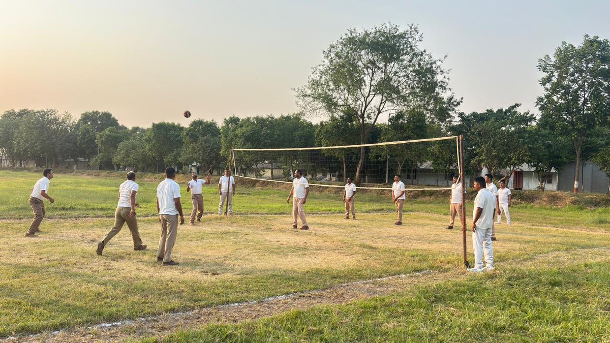 ssbshqbettiah's tweet image. दिनांक -22/04/26 को क्षेत्रक मुख्यालय बेतिया में आयोजित खेल गतिविधि के अंतर्गत जवानों द्वारा वॉलीबॉल खेला गया। इस अवसर पर जवानों में विशेष उत्साह देखा गया तथा खेल के माध्यम से उनकी कार्यक्षमता, टीम वर्क एवं शारीरिक फिटनेस को बढ़ावा मिला।
#India.
#securityforces
#ProudMoment