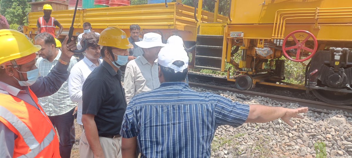 DrmMys's tweet image. DRM Mysuru, Shri Mudit Mittal, conducted a site inspection of the ballast cleaning machine location between Yedamangala and Narimogaru, reviewing on-site operations and ensuring adherence to safety and maintenance standards.

@RailMinIndia 
@SWRRLY 
#mysdivision
#RailSafety