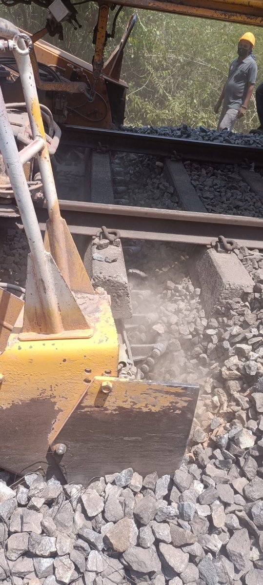 DrmMys's tweet image. DRM Mysuru, Shri Mudit Mittal, conducted a site inspection of the ballast cleaning machine location between Yedamangala and Narimogaru, reviewing on-site operations and ensuring adherence to safety and maintenance standards.

@RailMinIndia 
@SWRRLY 
#mysdivision
#RailSafety