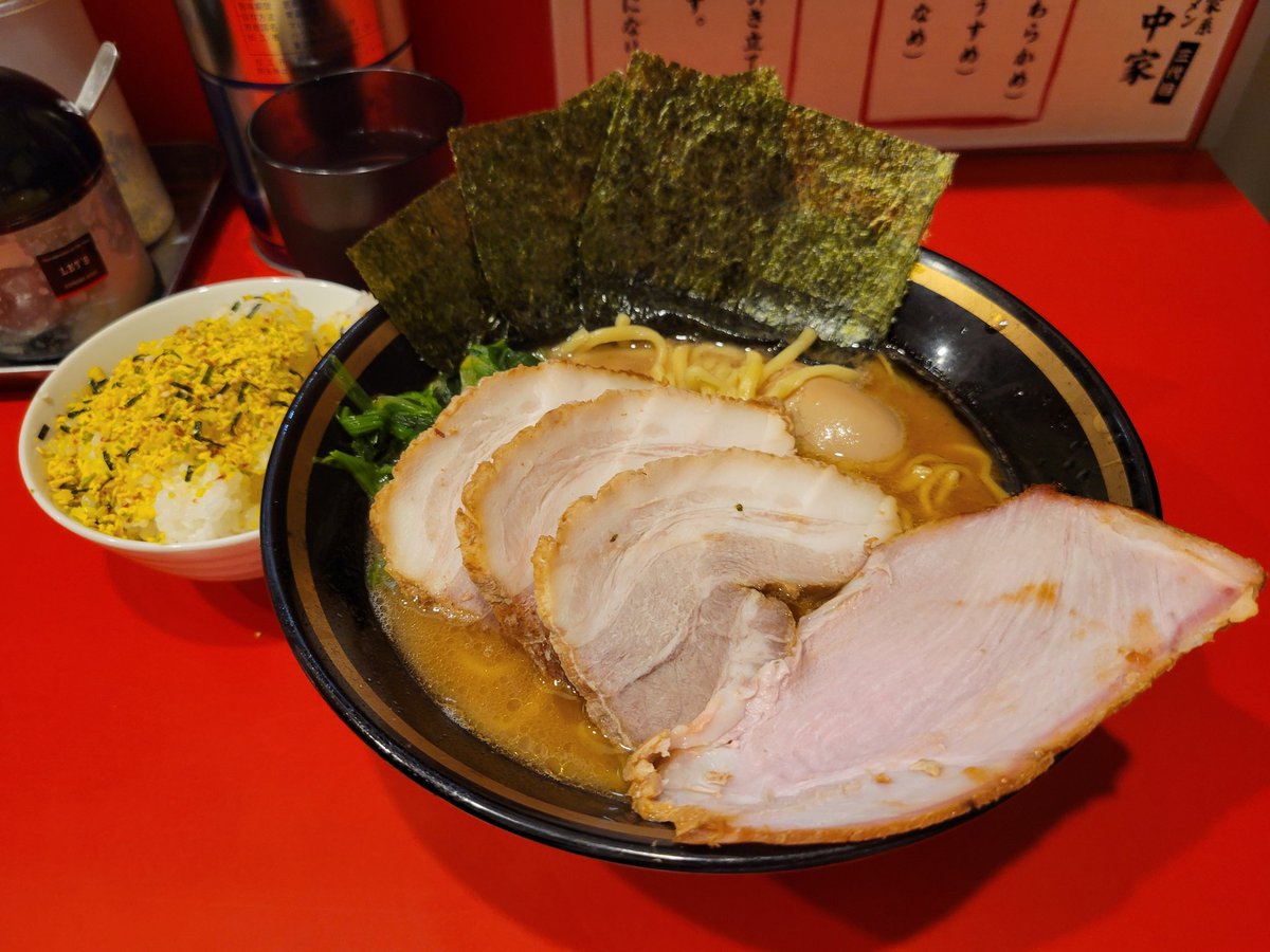いつもより少し早く帰れたので、リニューアルオープンの三代目野中家さんに行ってきました🤗

前回が去年の4/15だったので1年ぶりの訪問😅

500円のラーメン並に味玉＋煮豚3枚＋ライスたべ放題で、ちょうど1000円❗

店主のニャンさんに作ってもらったラーメン、美味しいかったです🤗

#三代目野中家