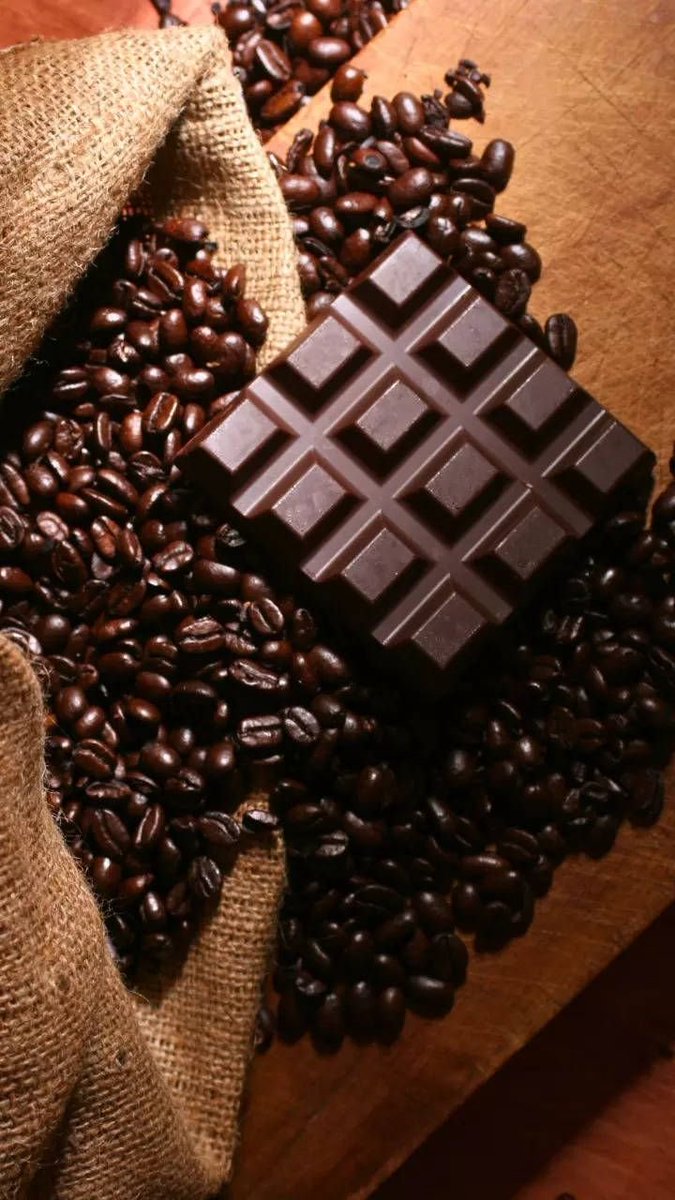 This molecule controls your blood pressure and heart health:

Nitric Oxide.

But your body makes less of it every year after 30.

By 50, your levels are cut in half.

Here are 7 methods to boost it naturally (bookmark this):🧵

1. Eat more dark chocolate.