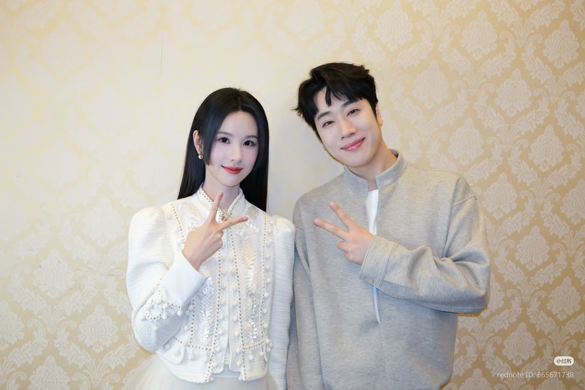 ไป๋โย่วอ้วมกับคุณพิธีกรงานมะวาน