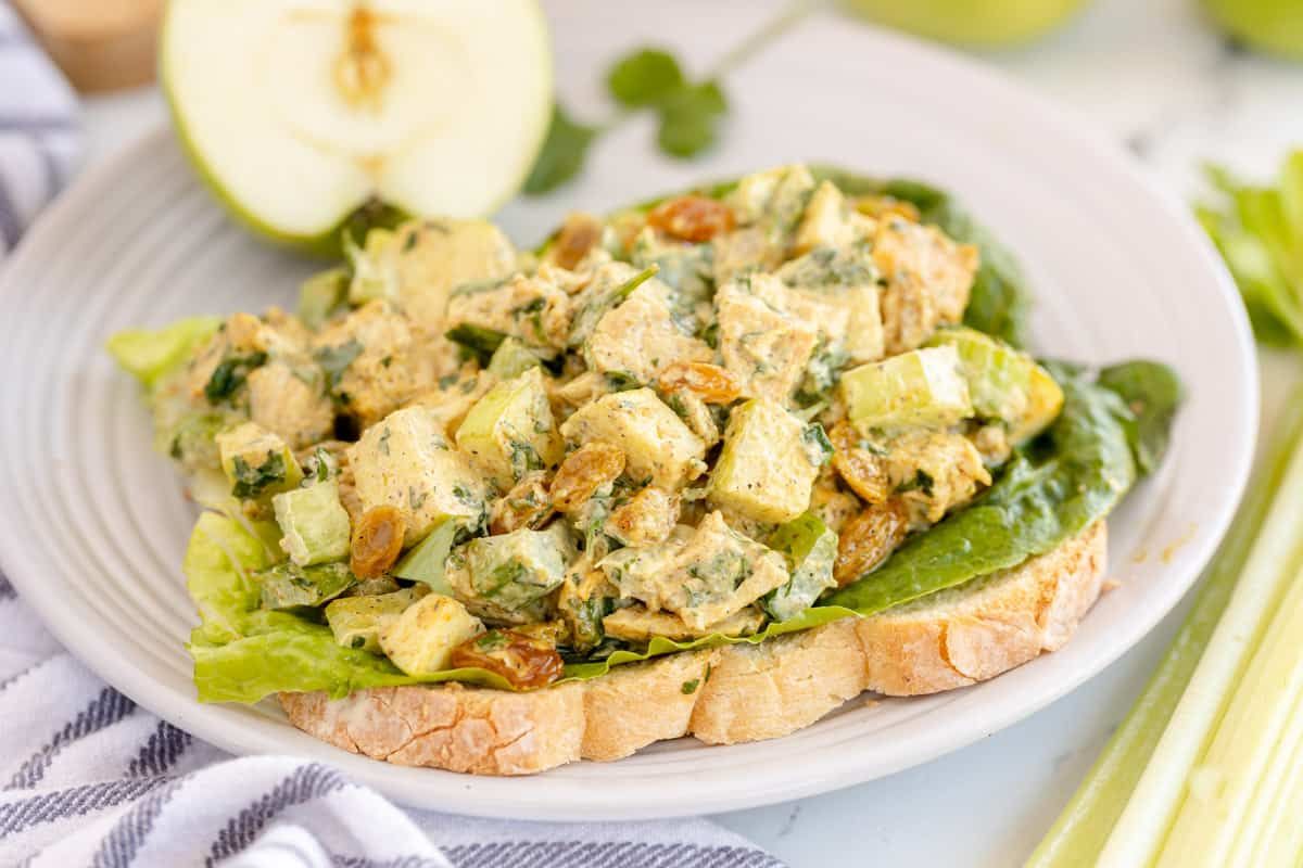 kyleecooks's tweet image. A brilliant make-ahead curried chicken salad balanced with tart granny smith apples, and sweet raisins, finished with cilantro, this is one you will make over and over! #chicken #salad #curried #recipe #kyleecooks kyleecooks.com/crunchy-currie…