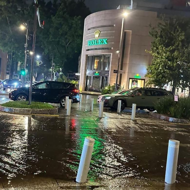 24_morelos's tweet image. LA CDMX SUFRIÓ POR INUNDACIONES ESTE MARTES POR LA NOCHE 

La noche de ayer una fuerte tormenta azotó la Ciudad de México. Nuestro becario acudió a cenar a #Polanco y al salir se topó con encharcamientos que le impidieron caminar sin mojarse. 

Tras una hora de espera y gracias