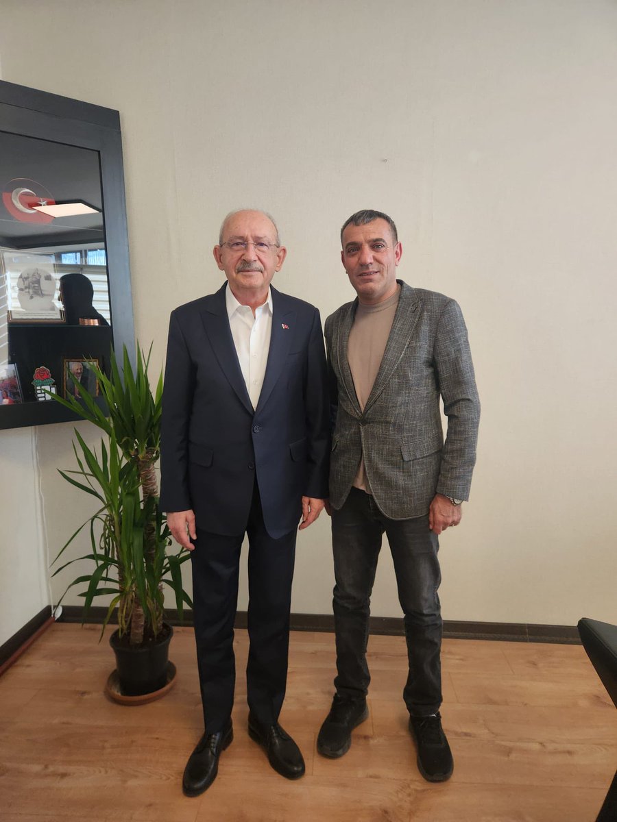 SeyarLar's tweet photo. Sayın Genel Başkanım Kemal Kılıçdaroğlu ile makamında yaptığımız görüşmede;

Demokrasiye ve hukuka olan özlemimizi, sokak emekçilerinin giderek ağırlaşan yaşam koşullarını ve Türk siyasetinin geleceğini kapsamlı şekilde değerlendirdik.

Ortak aklın, adaletin ve emeğin değer için https://t.co/QcT4eP1bBk