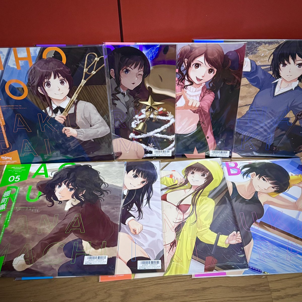 otoufu_material's tweet photo. 全部揃うと圧巻ですね！この大きさのサイズで高山さんの絵を見れるはやっぱり至福でございます　私の担当した帯やリーフレットも最後までお付き合いいただきありがとうございました楽しかったです https://t.co/MZkNtiRc6c