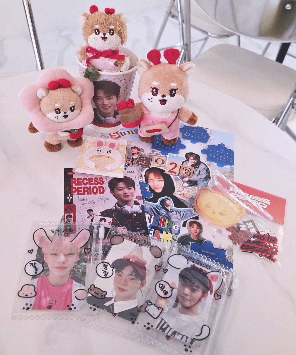 개큰효진. 좋습니다
럭드를 힘차게 돌렸는데 쪽지가 두개 나와버립니다. 타포린백과 카라비너 둘 중 하나 선택합니다.
효진토끼파는 토끼 카라비너가 마음에 쏙 듭니다.

예쁜 생카 열어주셔서 감사해요❤️🩷
#퓨즈의봄은_효진인가_봄
#YUMMY_HYOJIN_BDAY
#Again_recess
#효진 #HYOJIN