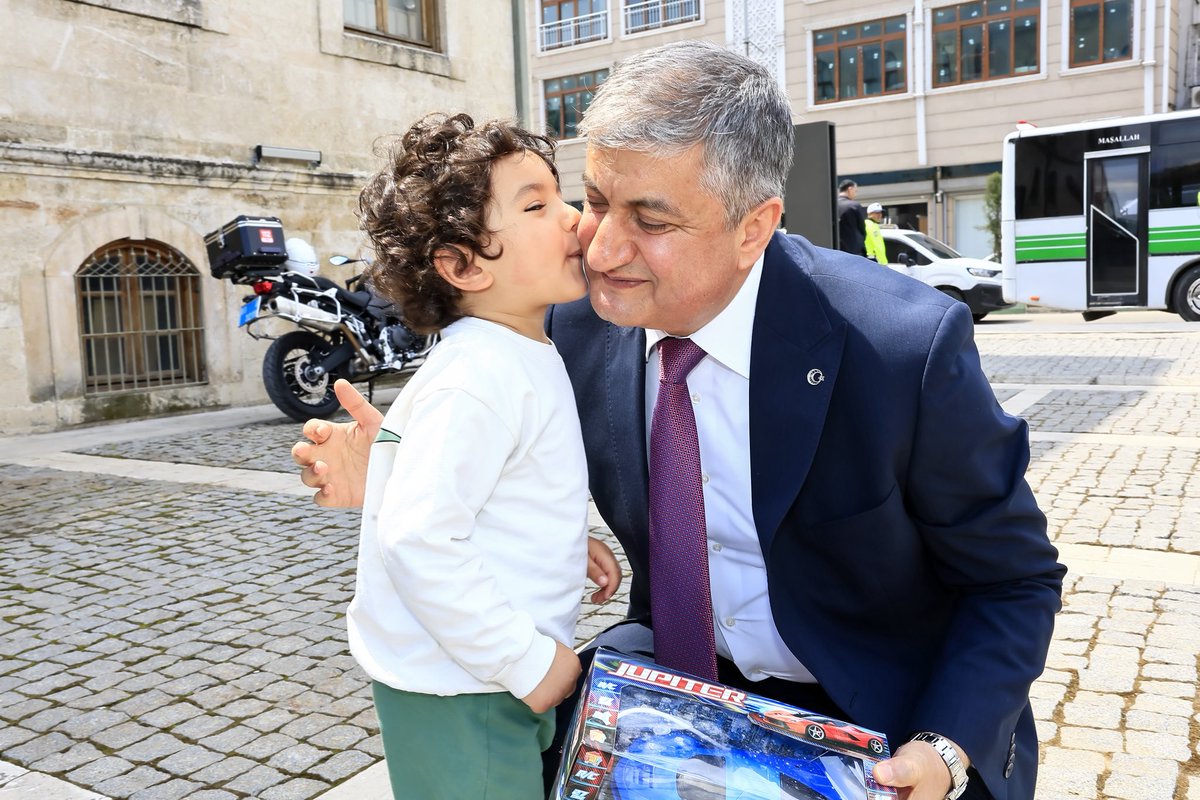 TCAdanaValiligi's tweet photo. Valimiz Sayın Mustafa Yavuz, (@valiyavuz) karşılaştığı küçük yavrumuz Deniz’le sohbet etti.

En anlamlı ve sıcak sohbetlerin, yavrularımızın masum gülüşünde saklı olduğunu ifade eden Sayın Valimiz; çocuklarımızın gülen yüzünüzün solmaması için durmaksızın çalışacaklarını, yarınlarımızın onların tebessümünde hayat bulduğunu belirtti.

#tcadanavaliligi
#valimustafayavuz
#adana