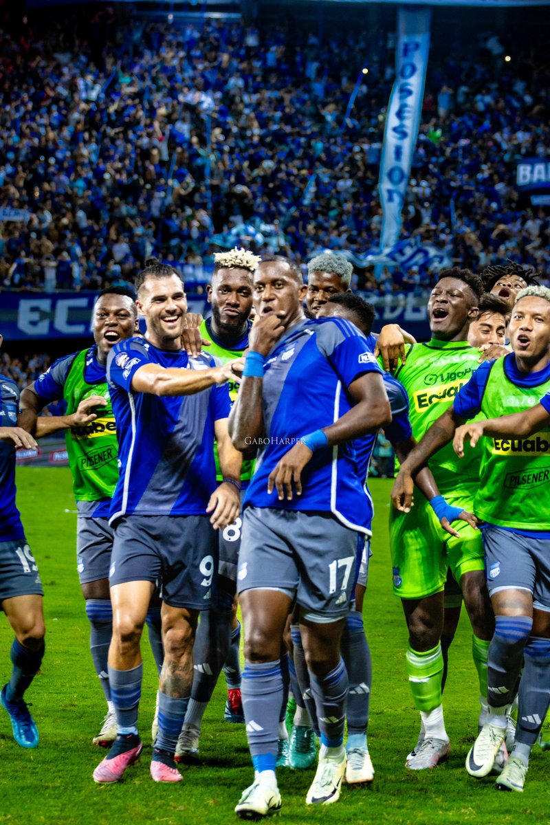 Maykillo's tweet photo. Gano el bombillo, así fui a comprar el pan el día de hoy! 😎
#NuncaBajamosLaBandera del @CSEmelec https://t.co/GcMsGWojSh