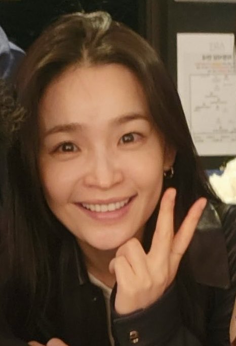 머리넘기고난후의 저 머리몇가닥과 가죽자켓이 너무어른여자 같아서 힘들다,,