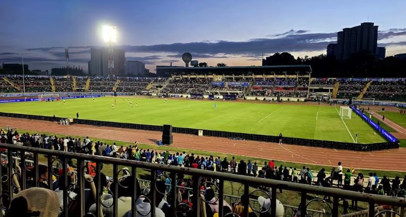 StapheyWairimu's tweet photo. For the first time, Nyayo Stadium lights up this Friday purely for athletic stars, as they take the blocks at @KipKeinoClassic 🇰🇪

Kenyans are in for a spectacle, 800m Olympic Champion Emmanuel Wanyonyi, 100m Commonwealth Champion @Ferdiomanyala, 200m Olympic Gold medalist Gabby Thomas, just a glimpse of a packed field.

The program kicks off at 1.00pm but the core events begin at 4.00pm bringing all the hype under the stars. 

But what has us all intrigued is the introduction of the Wavelight tech. Tradition meeting innovation. 

The Wavelight tech is a LED system built inyo the running track and the lights move at a preset pace giving athletes a real-time visual guide to help them hit targets. Might we see a World record this Friday?
