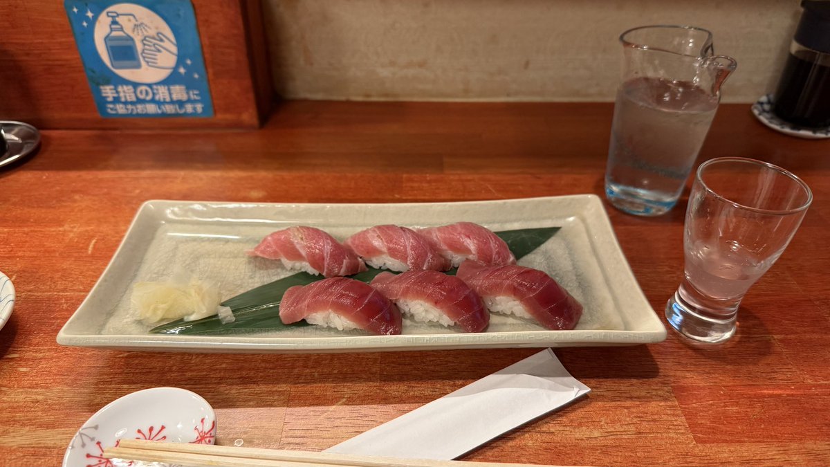 今宵は梅島のまぐろ白川へ
握りの赤身と、とろをつまみながら