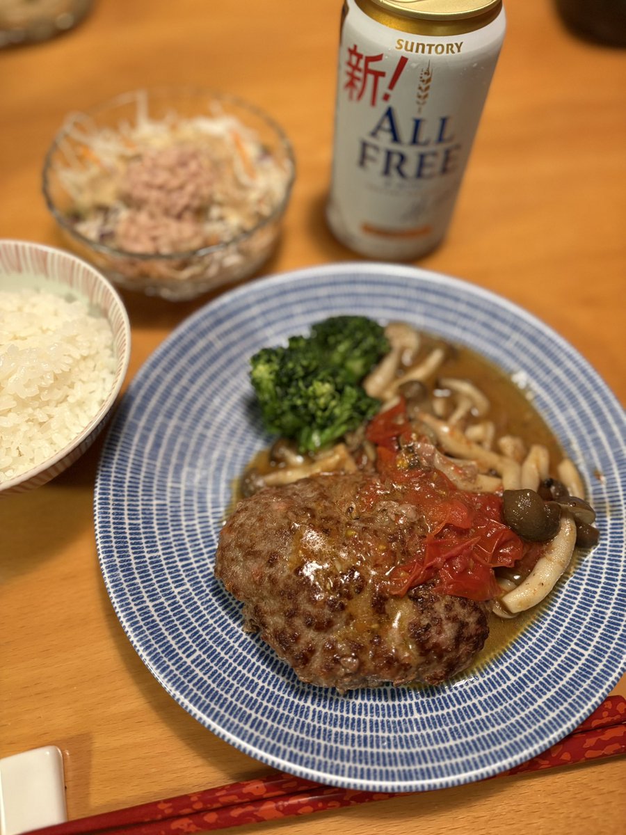 kamerina421's tweet photo. 先週の晩ごはん。
＊バター酒蒸しハンバーグ、キャベツとツナのサラダ
＊厚揚げと豆苗のチャンプルー、無限なす、たくあん
＊カレーライス、鶏チャーシューサラダ
＊豚しゃぶ(画像なし)
いろいろありすぎて何から書いたらいいかわからないけど、とりあえず忘れないようにご飯を記録。
#おうちごはん https://t.co/zLgTP9bHXA