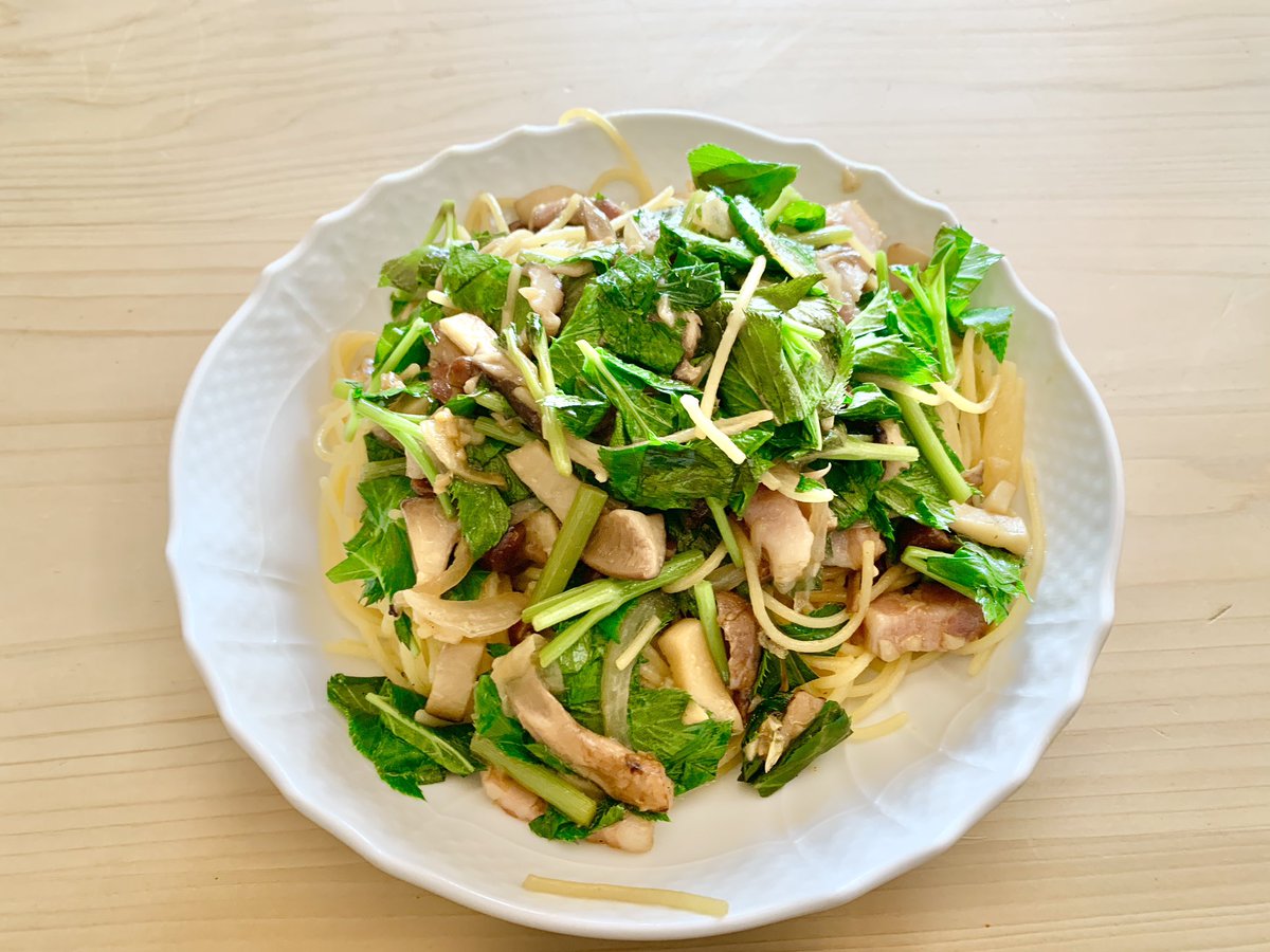 _SunshineSmile_'s tweet photo. モニターステーションのキャンペーンで頂いたEntina Garden自然栽培アシタバのレビューです🌿
花束のような素敵な包装のアシタバ。少し苦味がありますが、ベーコンやキノコと一緒にパスタにしてとても美味しかったです✨自然栽培なのも最高🙌
#モニターステーション #PR #あしたば #明日葉 #三宅島特産 https://t.co/NolnAYxpxf