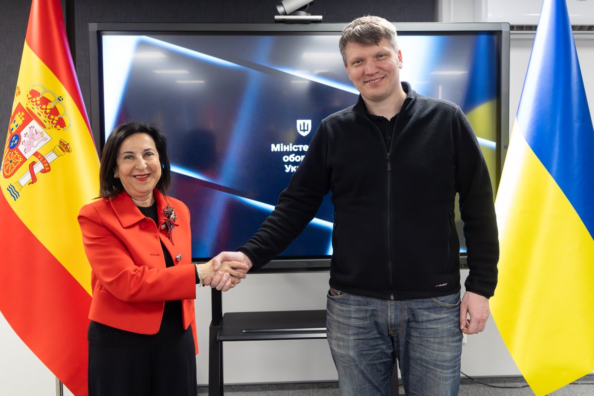 Defensagob's tweet image. Durante el encuentro con Sergiy Boyev, viceministro de Defensa de Ucrania para la integración europea, Robles ha ensalzado la resiliencia y fortaleza de #Ucrania.

De igual modo, ha puesto en valor la capacidad y el potencial de la industria de defensa española.