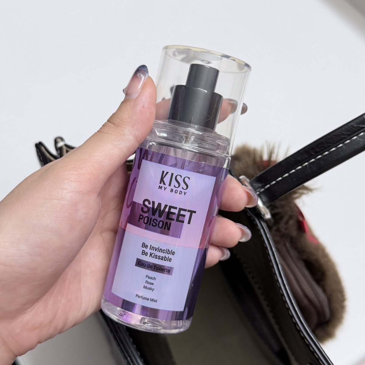 เจอตัวแล้ว! น้ำหอม KISS กลิ่น Sweet Poison คือดือออออ กลิ่นพีชผสมกุหลาบและมัสก์ หอมเซ็กซี่ขี้เล่นแบบนัวๆ ฉีดแล้วฟีลลูกคุณแต่แอบร้าย ติดทนทั้งวัน ราคาก็เบามากกกก ใครอยากตัวหอมแบบตะโกนไปตำด่วนนนน! ✨🍑🌹