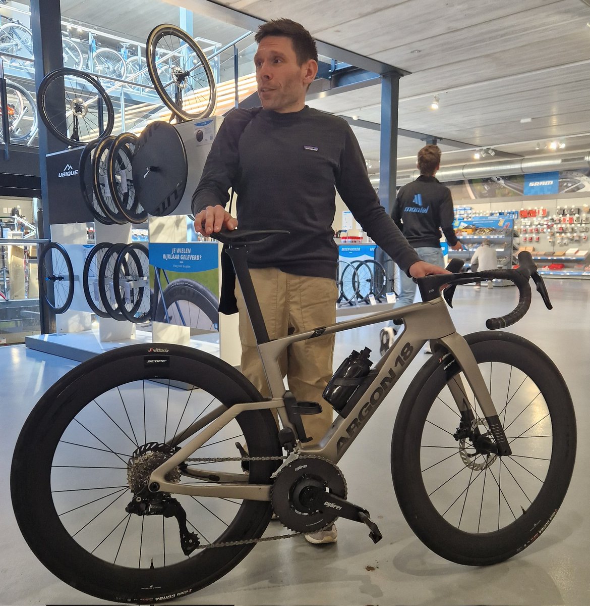 marcomout's tweet image. Dit is Robin.
Dit is zijn waanzinnige, nikswegende fiets.
Robin is vertegenwoordiger van argon18.com

Deze canadese topfiets wordt in Europa gemaakt. Binnenkort in NL te koop. Ik gun dit Robin. Een erg aardige vent, fietser en Duitser. 

#Argon18
#carbon
#cycling