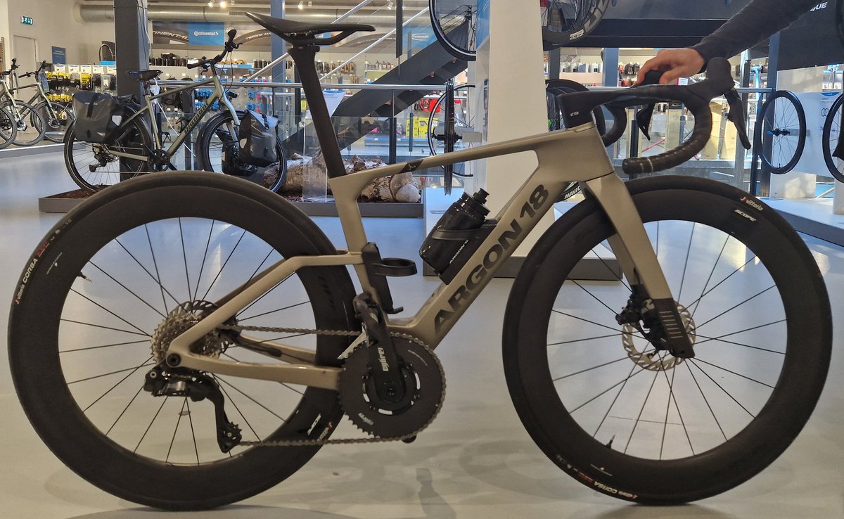 marcomout's tweet image. Dit is Robin.
Dit is zijn waanzinnige, nikswegende fiets.
Robin is vertegenwoordiger van argon18.com

Deze canadese topfiets wordt in Europa gemaakt. Binnenkort in NL te koop. Ik gun dit Robin. Een erg aardige vent, fietser en Duitser. 

#Argon18
#carbon
#cycling