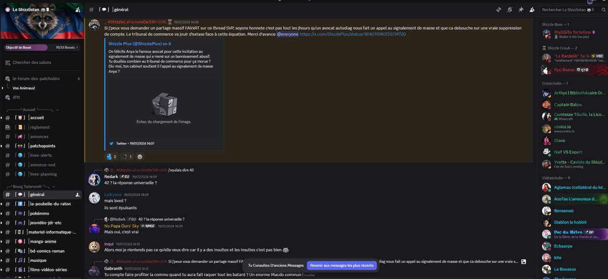 Nemdestenebres's tweet photo. Tu aimes faire le coq alors on va comparer les horodatages.

Le 18/07/2024 à 19h52 : Shizzle doxx nos identités avec photos sur son serveur. Le 19/07/2024 à 15h44 : il s'en prend à Anya. Six minutes plus tard, 15h50, il en remet une couche. Preuves à l'appui. La réponse d'Anya que tu appelles une "invitation" ? Elle arrive à 16h02. Soit après le doxx, après les attaques, pas avant.

Donc ta grande démonstration en bullet points où tu demandes si Anya a "invité" Shizzle à utiliser son nom avant les faits… elle s'effondre sur la chronologie. Ce n'est pas une invitation, c'est une réponse à une agression. Tu as juste inversé la cause et l'effet, volontairement ou non.

Et pour être précis : ce n'est pas juste "utiliser un nom." C'est doxxer des identités avec photos, relayer ça à 500+ personnes sur un serveur communautaire avec appels à mass RT et mass signal pour propager le tout publiquement. Nos identités, nos photos, nos réseaux sociaux tu n'as aucune légitimité à les afficher dans le but de nuire, peu importe le prétexte rhétorique que tu construis après coup.

On a été bien plus minutieux que tu sembles le croire sur les preuves. Tu es modérateur principal sur ce serveur, tu aimes t'en vanter. Tu comprends ton niveau d'implication ou pas ? Ce sont des faits prouve-nous le contraire.

La seule vraie question c'est : comment tu vas prouver que j'ai tort ? Trouve mieux, avec screens et horodatages à l'appui.

https://t.co/JlkcG0H8oF