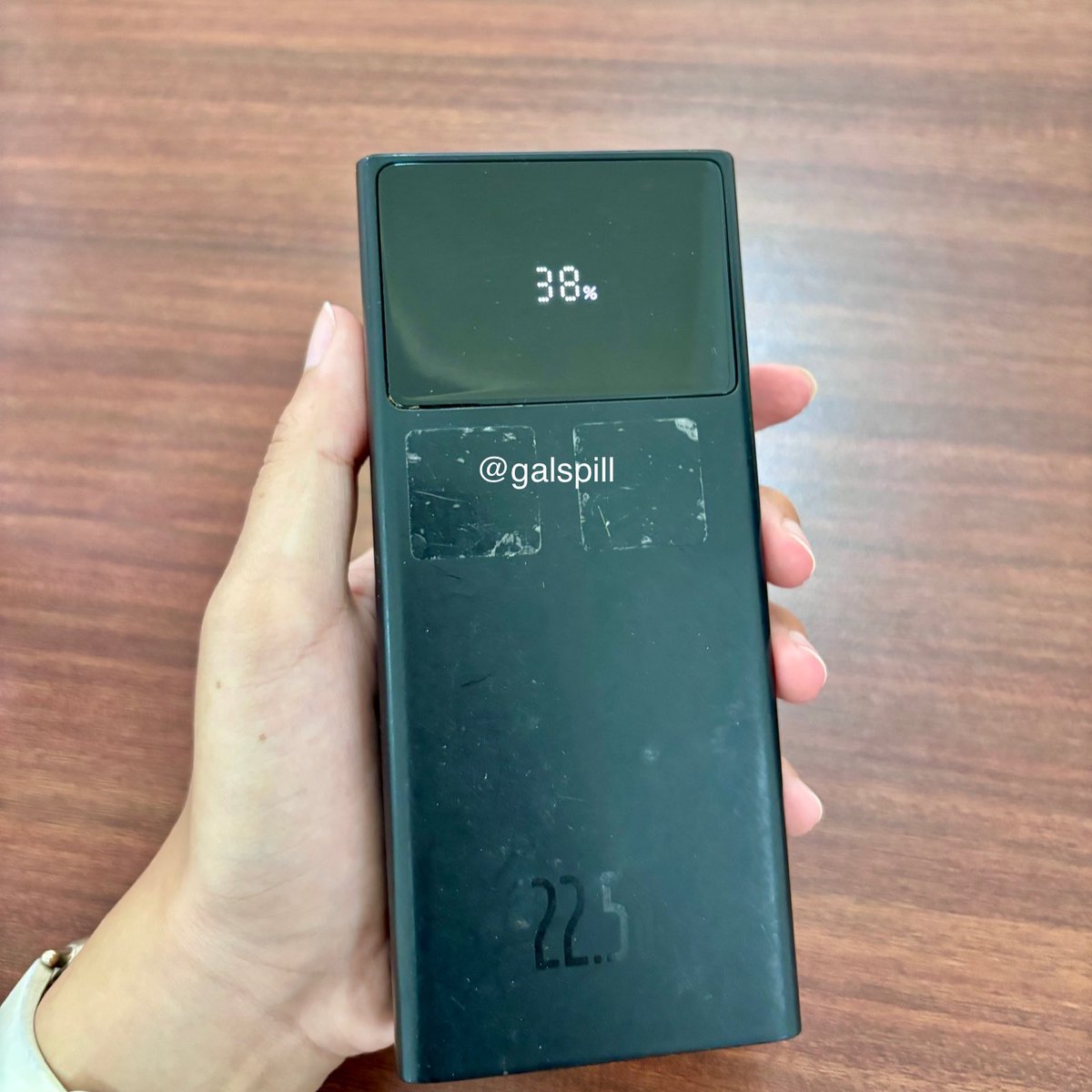 galspill's tweet photo. Rekomendasi Powerbank

✅ cocok dibawa konseran/ke gunung
✅ bisa buat berkali2 ngecharge
✅ batrenya awet, fast charging 
✅ bisa colok ke beberapa hp sekaligus (pake type A or type C) 
⛔️ agak berat aja

https://t.co/nWfAxDLp3G https://t.co/wePjpH9w0b