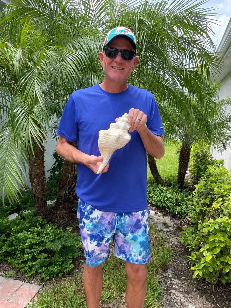 michael25961337's tweet image. One of my best finds! Original photo was kind of blurry. Tried to focus on the shell. Florida horse conch shell. 🐚 They can get rather large. 

#shells #seashell #beach