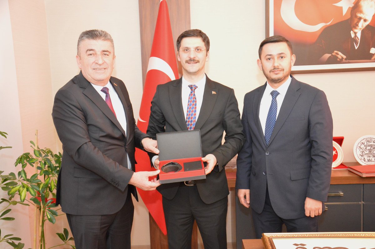 MustafaAllar14's tweet photo. Sağlık Bakanlığı Kamu Hastaneleri Genel Müdürlüğü görevine atanan hemşehrimiz Doç. Dr. Sayın Muhammet Emin Demirkol’u, AK Parti İlçe Başkanımız Sayın Erdoğan Kiriş, Belediye Meclis Üyemiz Hulusi Calayır, AK Parti Gençlik Kolları Başkanımız Sayın Rıdvan Ateş ++ https://t.co/9xPBeWR2bk
