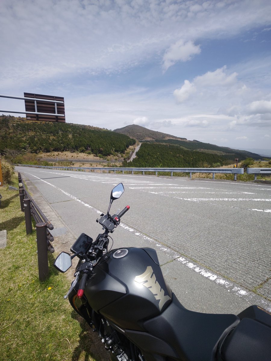 HeatBule's tweet image. まさかの３週連続の伊豆箱根です🏍️いつもの箱根ターンパイクから伊豆スカイラインでは無く🤩今日は西伊豆スカイラインに行ってみました👍箱根の辺りを走ってる時ははっきりとキレイに見えたのに 西伊豆スカイラインに着いた頃には雲の隙間に見える富士山😵
#HONDA
#CB
#Hornet
#西伊豆スカイライン