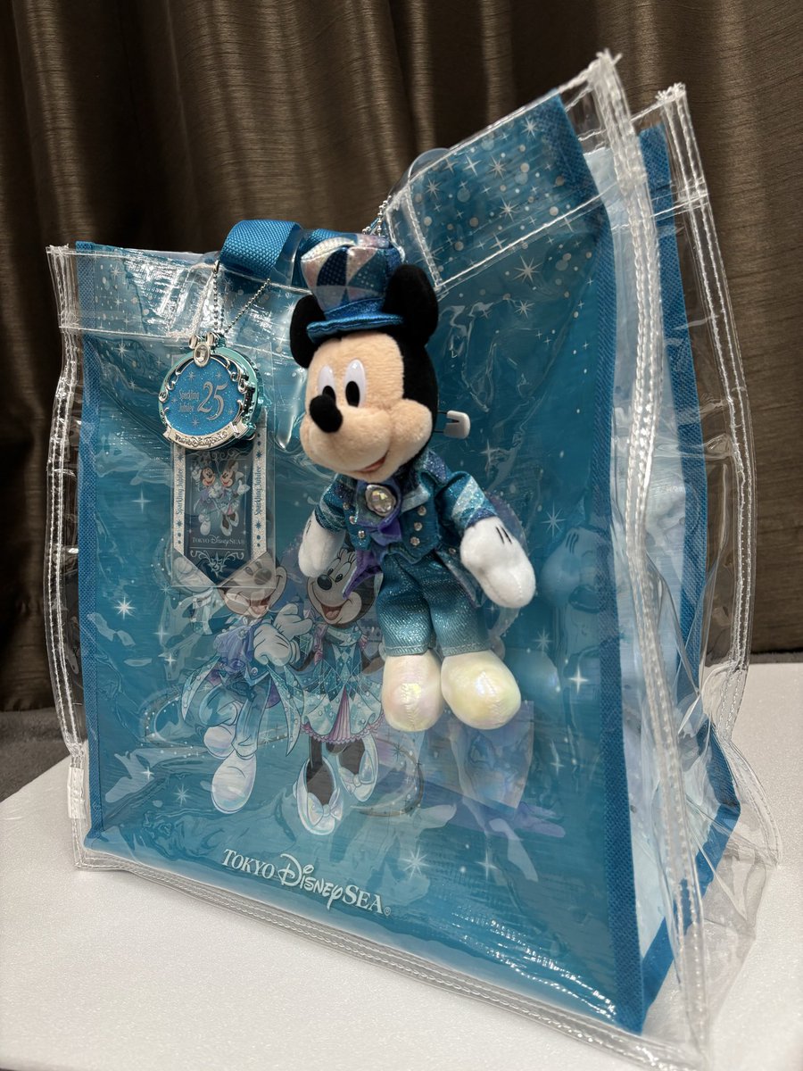 runrunba1025's tweet photo. SNSで話題のディズニーシー25周年のランチケースアレンジ

一昨日届いたジュビリーグッズ
ショッピングバッグXSもアレンジ

子連れディズニーは荷物が多い💦
ショッピングバッグを持ちたい！
届く前にAmazonで、クリアバッグを購入！
ピッタリすぎる！
フチのパイピングが無いのも良いよ！ https://t.co/IGiWJRcFYj