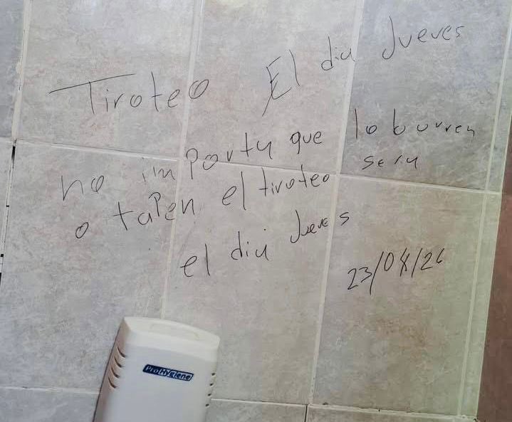 ALunaSilva's tweet image. 📣 Amenazan con tiroteo en el #CENHCH de #Puebla.

‼️ En los baños se encontraron mensajes escritos con amenazas de muerte contra 4 maestras, una de ellas esposa del subsecretario de Básica de @SEPGobPue, Enrique Martínez Peláez.

🚨 Los mensajes de odio refieren que el 24 de
