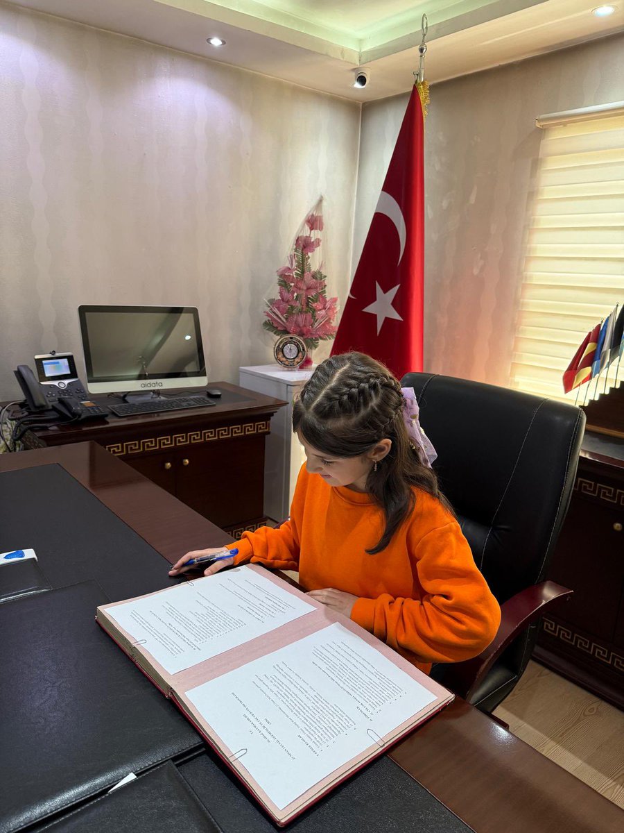 AladagMem's tweet photo. Egemenlik milletindir. 🇹🇷

23 Nisan Ulusal Egemenlik ve Çocuk Bayramı dolayısıyla, geleceğimizin teminatı olan çocuklarımız kurumumuzda misafir edilmiştir.

Atatürk Ortaokulu 5-B sınıfı öğrencisi Büşra YETER, temsili olarak İlçe Milli Eğitim Müdürlüğü makamını devralarak bu anlamlı günün ruhuna uygun bir şekilde görev almıştır.

Çocuklarımızın milli ve manevi değerler doğrultusunda yetişmesi, sorumluluk bilinci kazanması ve geleceğe güvenle hazırlanması en büyük temennimizdir.

23 Nisan Ulusal Egemenlik ve Çocuk Bayramı’nı çocuklarımıza armağan eden Gazi Mustafa Kemal Atatürk’ü saygı ve minnetle anıyor; tüm çocuklarımızın bayramını kutluyoruz.

#23Nisan #UlusalEgemenlik #ÇocukBayramı

@tcmeb 
@TCAdanaValiligi 
@AdanaMem 
@mnaras 
@Aladagkaymakam