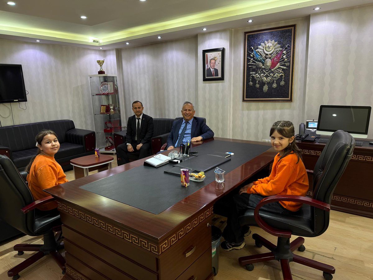 AladagMem's tweet photo. Egemenlik milletindir. 🇹🇷

23 Nisan Ulusal Egemenlik ve Çocuk Bayramı dolayısıyla, geleceğimizin teminatı olan çocuklarımız kurumumuzda misafir edilmiştir.

Atatürk Ortaokulu 5-B sınıfı öğrencisi Büşra YETER, temsili olarak İlçe Milli Eğitim Müdürlüğü makamını devralarak bu anlamlı günün ruhuna uygun bir şekilde görev almıştır.

Çocuklarımızın milli ve manevi değerler doğrultusunda yetişmesi, sorumluluk bilinci kazanması ve geleceğe güvenle hazırlanması en büyük temennimizdir.

23 Nisan Ulusal Egemenlik ve Çocuk Bayramı’nı çocuklarımıza armağan eden Gazi Mustafa Kemal Atatürk’ü saygı ve minnetle anıyor; tüm çocuklarımızın bayramını kutluyoruz.

#23Nisan #UlusalEgemenlik #ÇocukBayramı

@tcmeb 
@TCAdanaValiligi 
@AdanaMem 
@mnaras 
@Aladagkaymakam