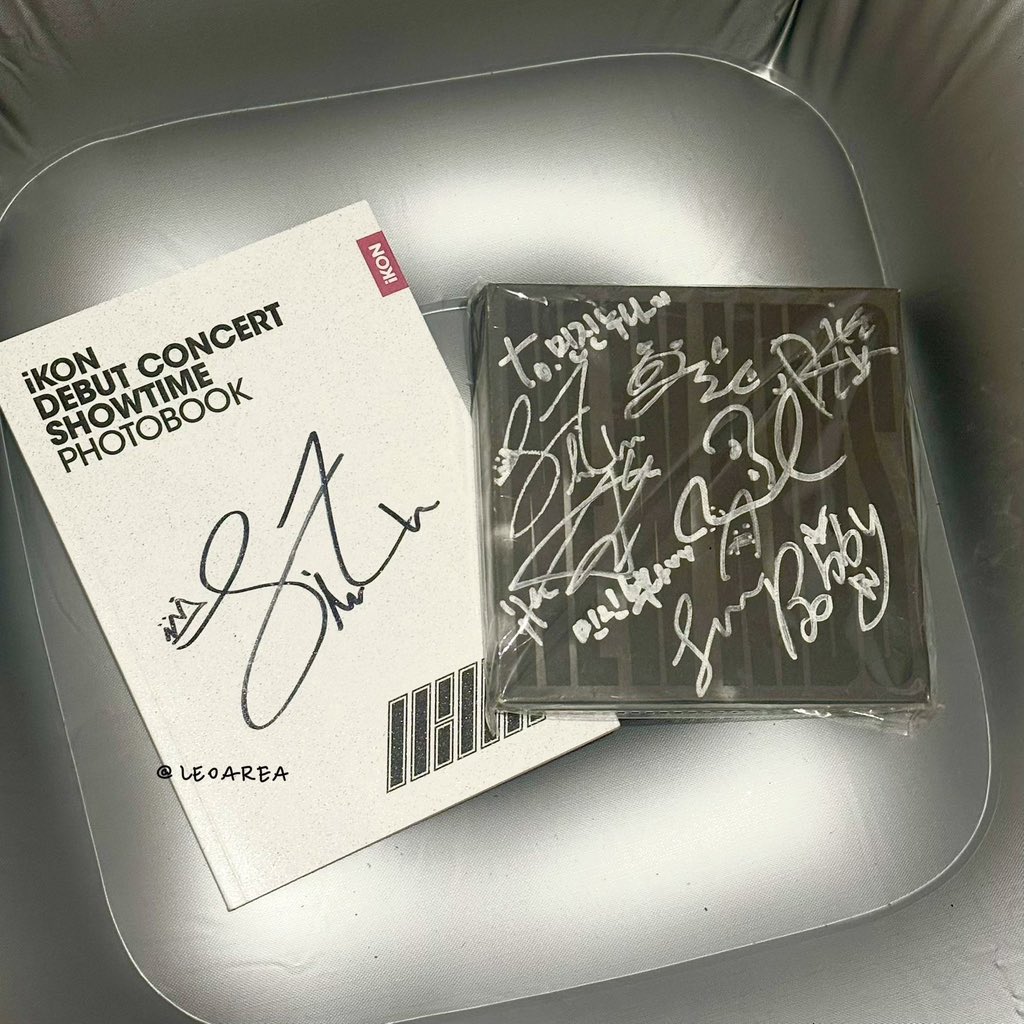 LE0AREA's tweet photo. LFB/WTS — iKON signed album set ✍️💿

inclusions:
— iKON debut concert (jinhwan)  
— iKON new kids album (7 group signed)

+ will add official album &amp; official photocard for sure buyer 

rfs: get nyo na pls super mura na badly need funds for meds

₱4000 for set (negotiable) https://t.co/O9mivlLxkS