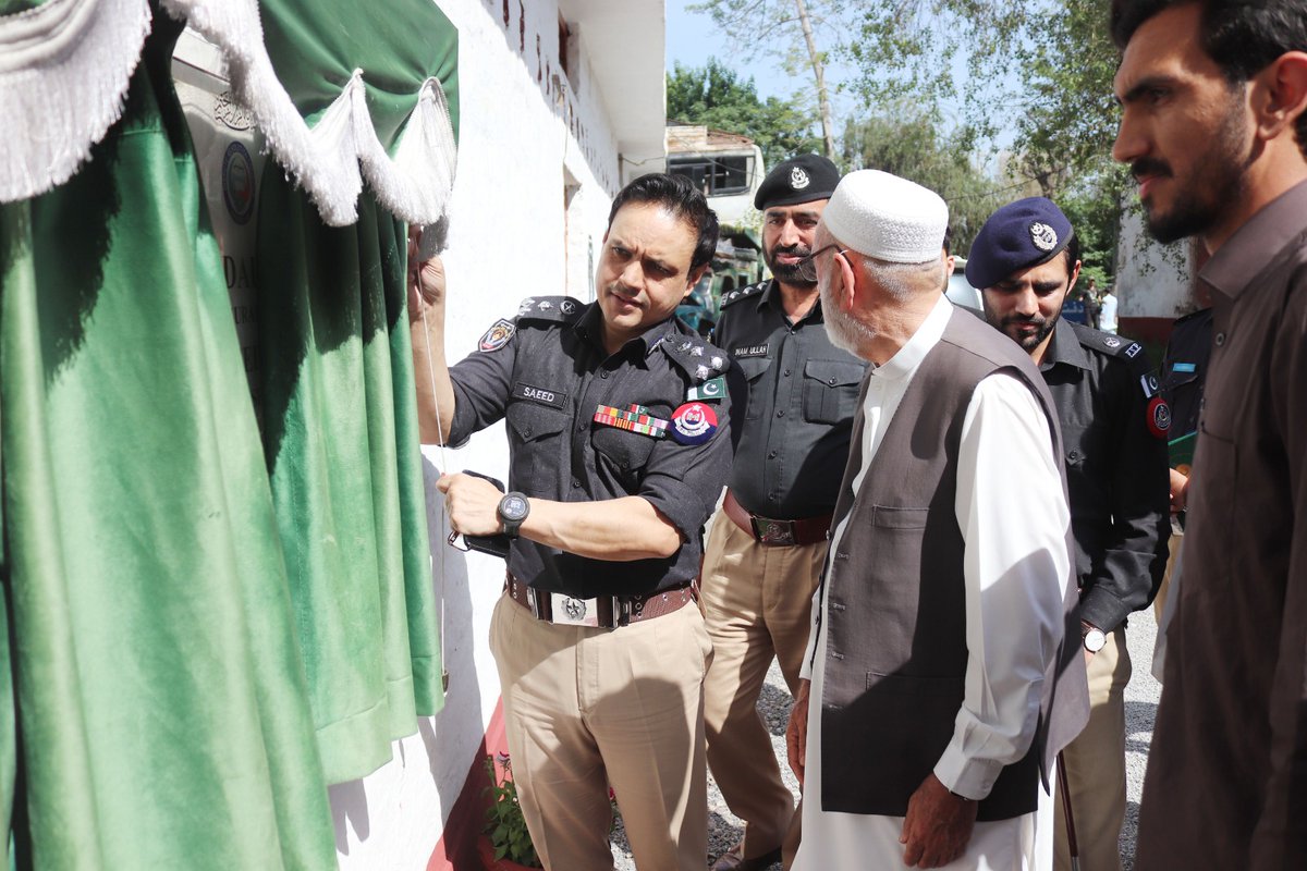 PeshawarCCPO's tweet image. پشاور پولیس کا عوام دوست اقدام

سی سی پی او پشاور @DrMianSaeedPSP نے تھانہ داودزئی میں ڈی آر سی کا افتتاح کر دیا

✔️ عوام کو مفت، فوری اور شفاف انصاف
✔️ جائیداد، مالی و گھریلو تنازعات کا آسان حل
✔️ محرم سے قبل درخواستوں کی فوری نمٹائی

پشاور پولیس — انصاف آپ کی دہلیز پر
#Peshawar