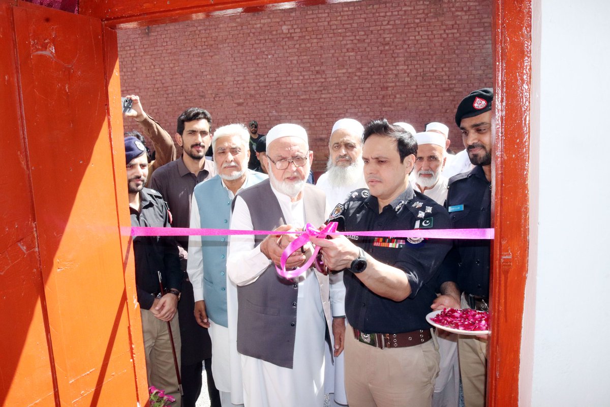 PeshawarCCPO's tweet image. پشاور پولیس کا عوام دوست اقدام

سی سی پی او پشاور @DrMianSaeedPSP نے تھانہ داودزئی میں ڈی آر سی کا افتتاح کر دیا

✔️ عوام کو مفت، فوری اور شفاف انصاف
✔️ جائیداد، مالی و گھریلو تنازعات کا آسان حل
✔️ محرم سے قبل درخواستوں کی فوری نمٹائی

پشاور پولیس — انصاف آپ کی دہلیز پر
#Peshawar