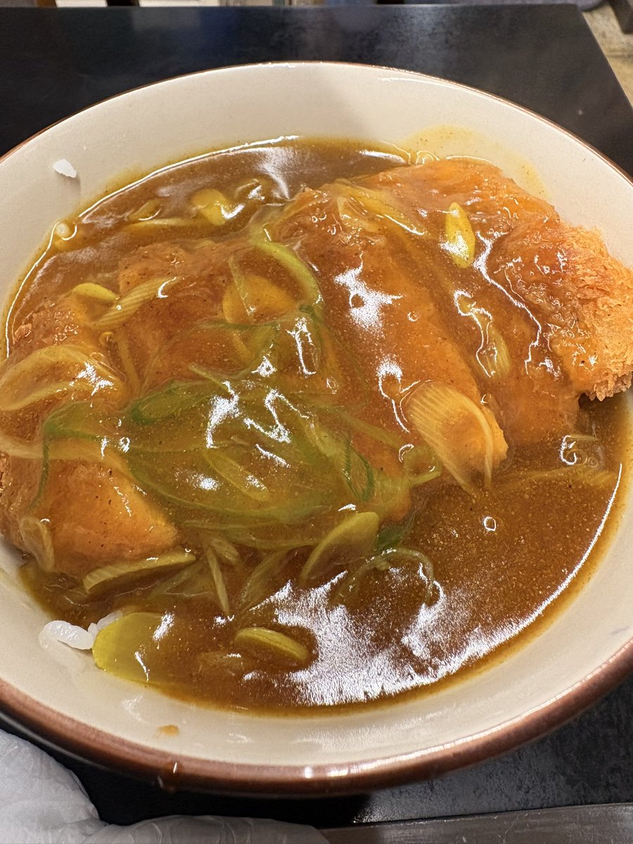 mayriponoby's tweet photo. 今日の京都めし　山の家の出汁カツカレー丼
今日も色々とあって四条室町のホリーズカフェで寡黙に考えて、定例の大垣書店パトロール、近所のここへ。ようやく少し落ち着く。出汁の甘さのカレーのスパイス、それにやわらかいトンカツが渾然一体の旨味・美味となって後を引く。
#山の家　#出汁カツカレー https://t.co/W4ckFYmgpo