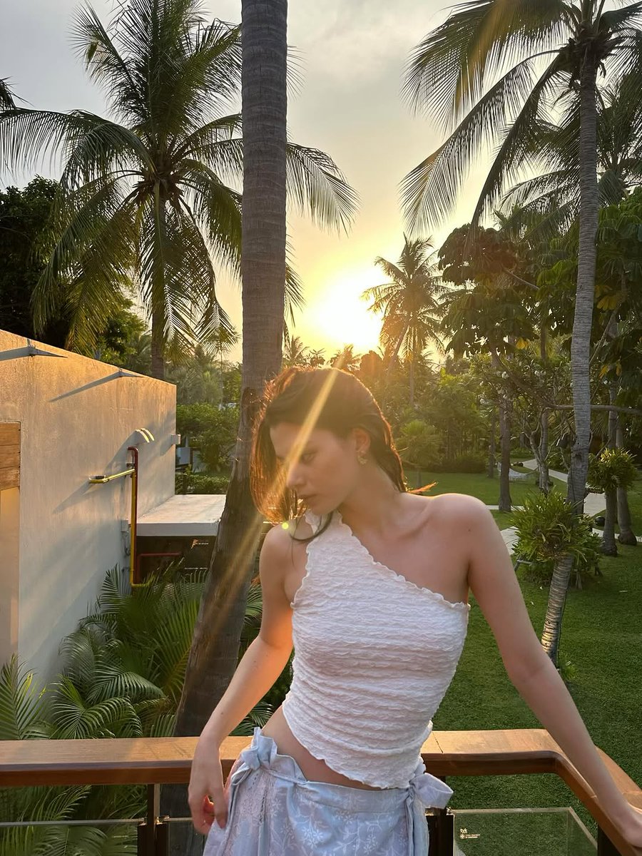 𝐵𝑒𝑒𝐲 tweet media