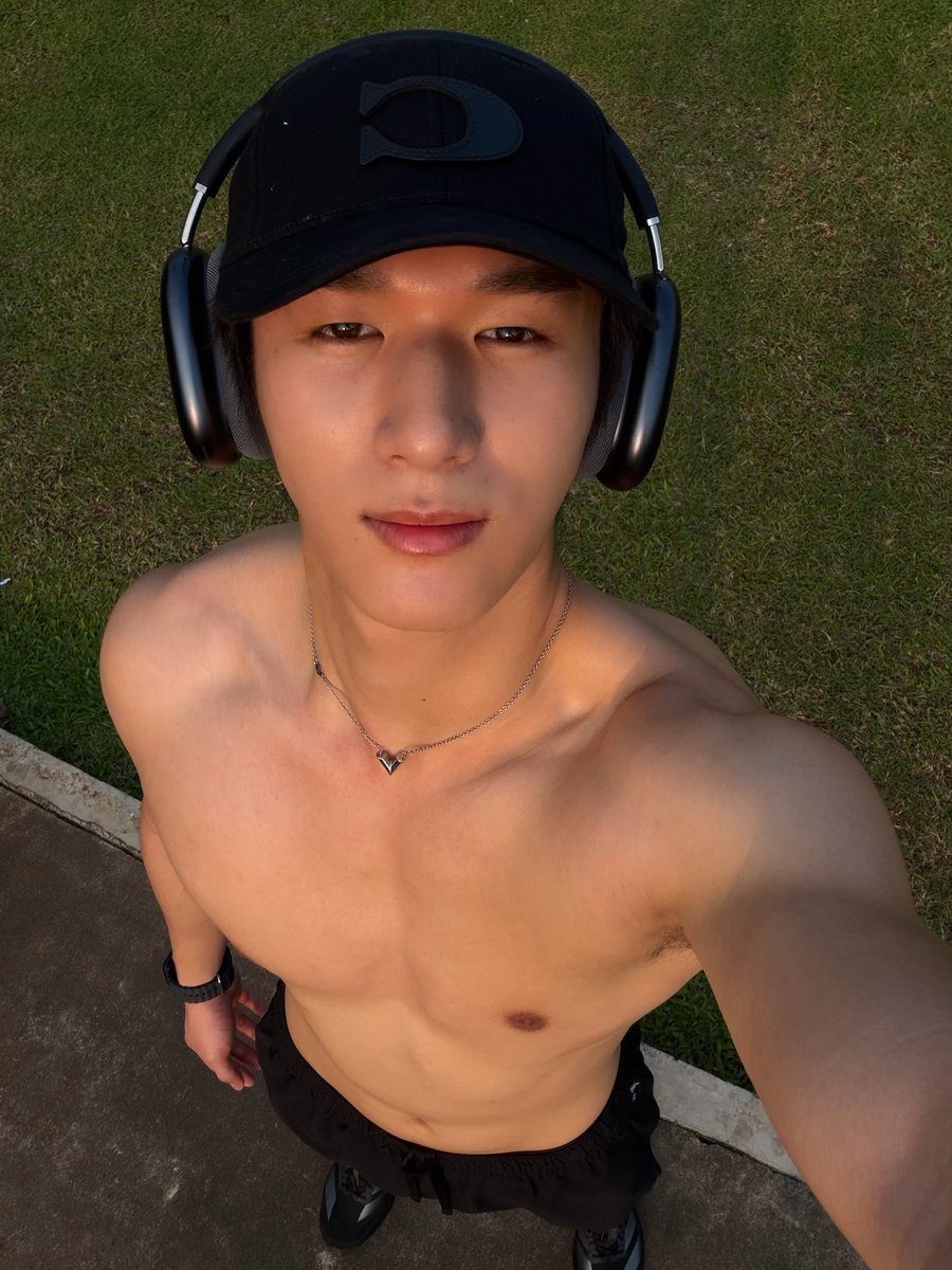 Moslhong's Universe tweet media