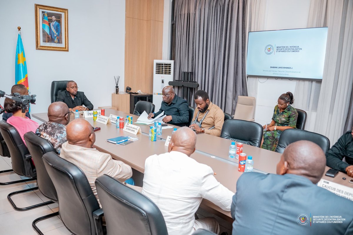 🇨🇩 NORD-UBANGI : LE VPM SHABANI PRÉPARE UNE ITINÉRANCE STRATÉGIQUE À GBADOLITE

En amont de sa mission d’itinérance dans la province du Nord-Ubangi, le Vice-Premier Ministre en charge de l’Intérieur, Jacquemain Shabani Lukoo Bihango, a échangé ce mardi 21 avril avec le caucus des