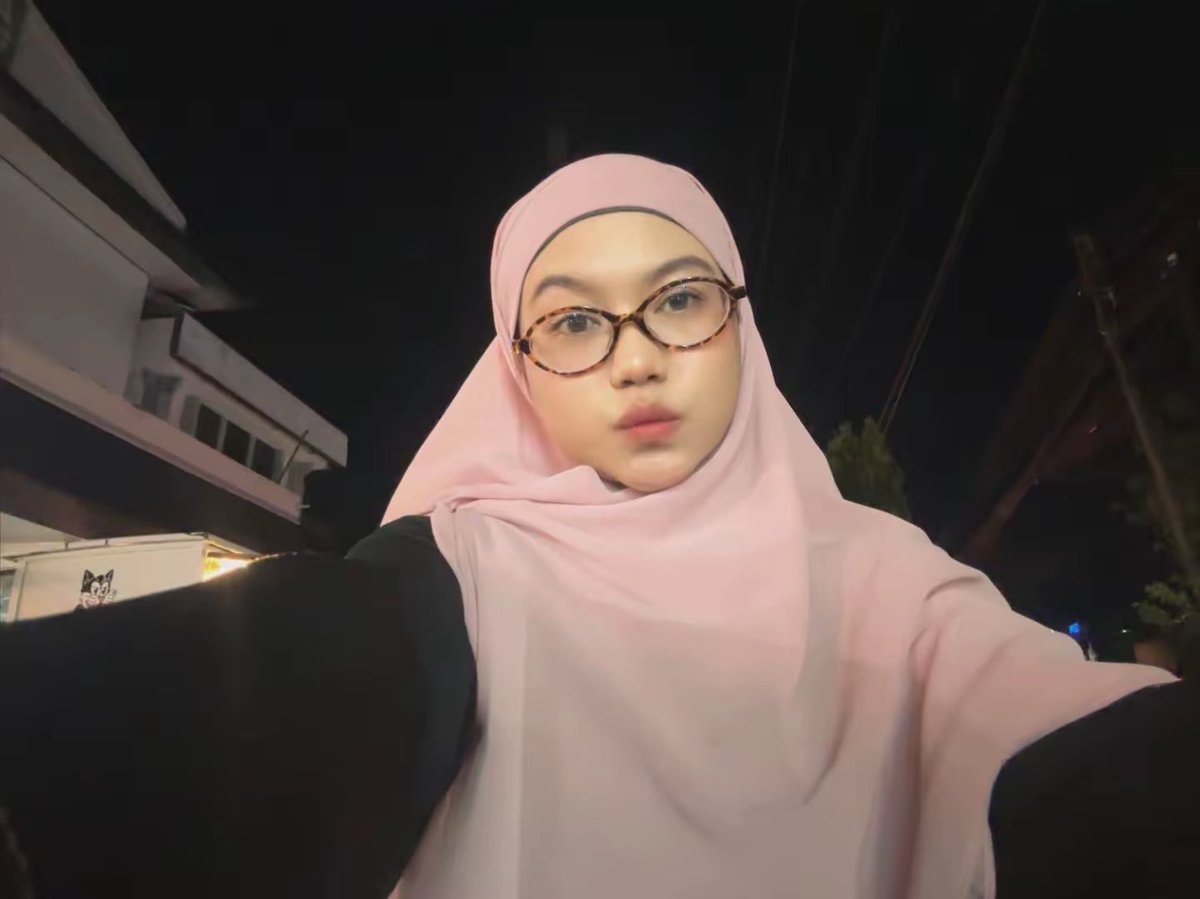 teye sibuk revisian 🌸✨💗🦩 tweet media