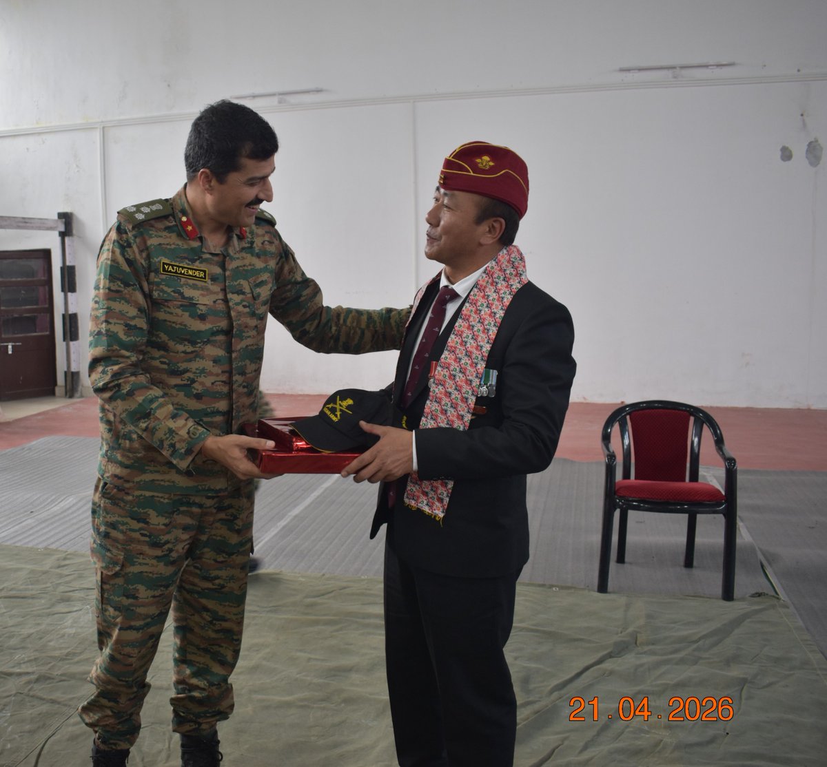 DIRECTORATERTG's tweet photo. Honouring Valor at GRD Ghoom | Inspiring the Next Generation

DDG Recruiting (States), ZRO Kolkata, visited GRD Ghoom, where he interacted with the Director and esteemed Veteran Gallantry Awardees—true embodiments of courage, valour and selfless service.

He commended their outstanding contributions to the Nation and highlighted their role as torchbearers and role models for the youth of the region. Emphasising the power of storytelling, he noted that sharing their real-life gallantry stories through digital platforms can strongly inspire the next generation to don the uniform.

#IndianArmy #JoinIndianArmy