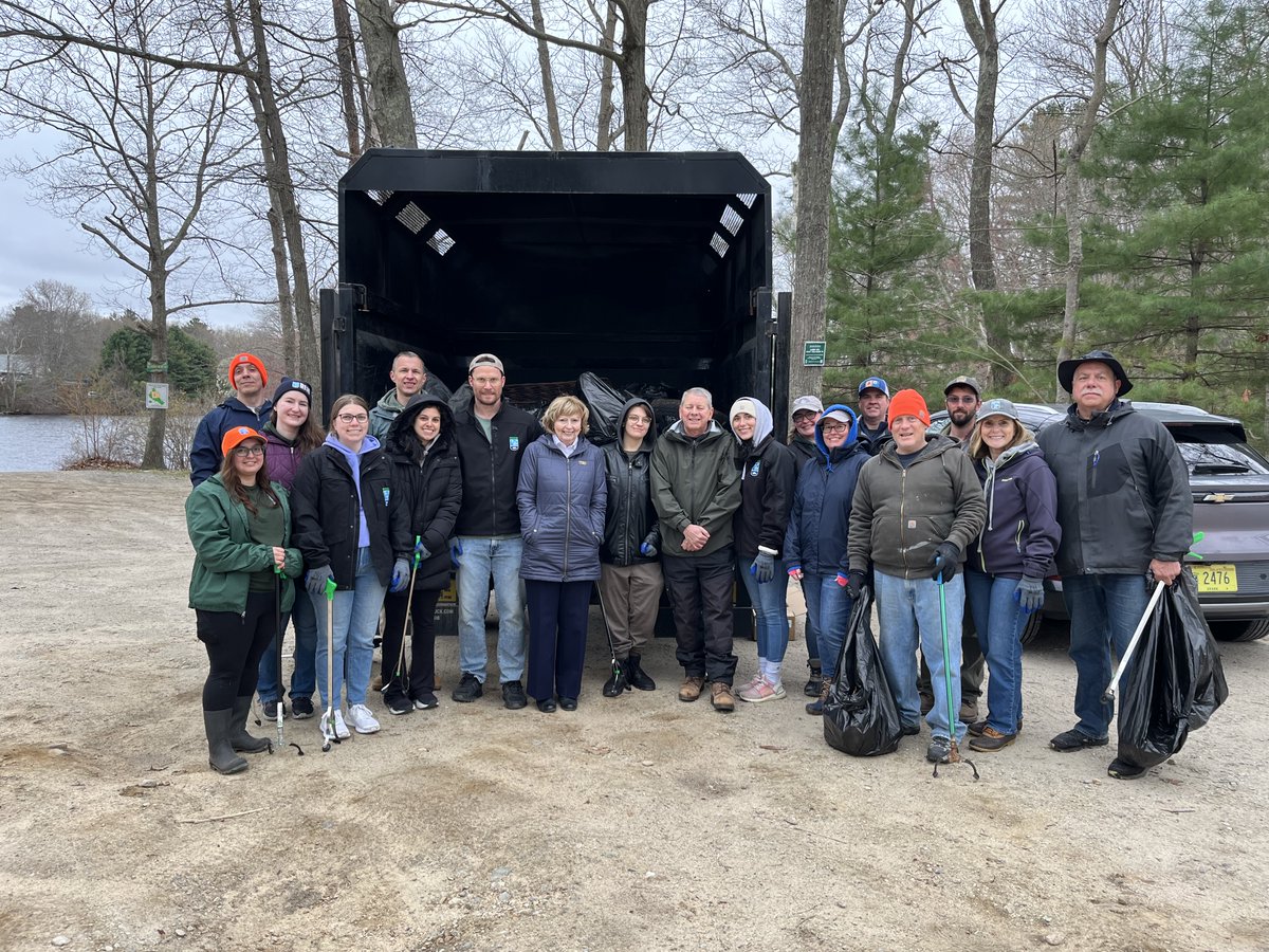 GovDanMcKee's tweet image. Happy Earth Day, Rhode Island! 🌎

It may be chilly, but our team is out making our state cleaner and greener. The First Lady joined volunteers in Providence to plant 1,600+ flowers and later teamed up with @RhodeIslandDEM for a cleanup at Stump Pond. #LitterFreeRI