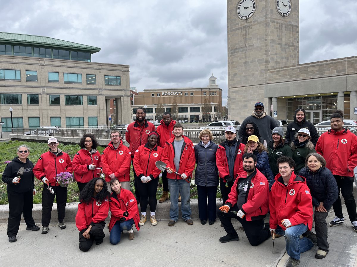 GovDanMcKee's tweet image. Happy Earth Day, Rhode Island! 🌎

It may be chilly, but our team is out making our state cleaner and greener. The First Lady joined volunteers in Providence to plant 1,600+ flowers and later teamed up with @RhodeIslandDEM for a cleanup at Stump Pond. #LitterFreeRI