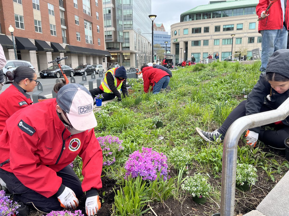 GovDanMcKee's tweet image. Happy Earth Day, Rhode Island! 🌎

It may be chilly, but our team is out making our state cleaner and greener. The First Lady joined volunteers in Providence to plant 1,600+ flowers and later teamed up with @RhodeIslandDEM for a cleanup at Stump Pond. #LitterFreeRI