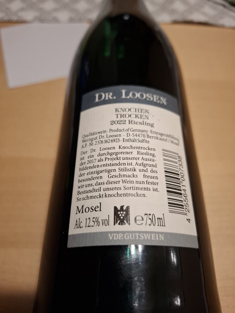 DrapalOlda's tweet photo. Jeden z úlovků krátkého výletu na Moselu. Všechny suché Rieslingy zbytkový cukr minimálně 6 gramů, většinou 8. V ceníku @drloosenwines mě zaujalo označení KNOCHENTROCKEN-suché na kost. Okolo nula cukru. Tak víno nechám trochu uklidnit a za týden se mu podíváme na kost. 😁#mosel https://t.co/ZhCY1KZOw6