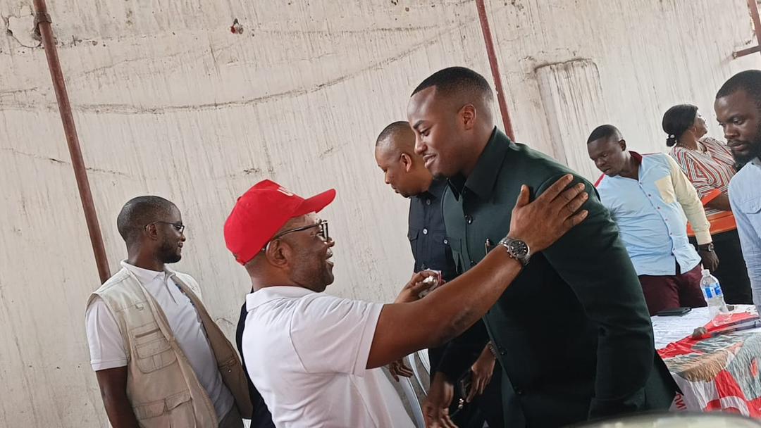 laguerrie's tweet photo. Sous la conduite du coordonnateur  #Papy #OKATA la cellule nationale de recrutement et implantation de l’union pour la nation congolaise parti cher au mwalimu  @VitalKamerhe1 a tenu sa réunion hebdomadaire ce mercredi  22 avril 2026 au siège du parti. 

 Lors de son intervention, le coordon Okata a souligné que la réunion d’aujourd'hui serait exceptionnelle, une journée spéciale, encourageant les recruteurs à se démarquer afin d’apporter une valeur ajoutée à la nation congolaise. 

Une journée spéciale avec la visite du Président de la FNJ Yves Nswal @yvesnswal accompagné de son Rapporteur Didier Kamerhe @didier_kamerhe  qui sont venus communier avec les recruteurs par rapport aux actes de banditisme perpétrés par un groupe des jeunes voyous qui souffrent de la mégalomanie. Une jeunesse pressée formée dans la dure école de la rue. 

Prenant la parole le président yves s'est excuser pour les incidents survenus lors de la réunion hebdomadaire précédente, affirmant que de tels actes ne seront plus tolérés, ils ont appelé les jeunes à privilégier la paix, à faire preuve de maturité, respectant la hiérarchie et les aînés, rappelant que la jeunesse d’aujourd’hui est appelée à diriger demain le parti et la nation. 

De même son rapporteur Didier Kamerhe s’est appesanti sur l’amour et la paix tout en invitant les jeunes à se comporter en responsable.

@BillyKambale1 @Bibishe6 @jacksonmukunda