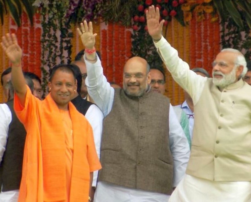 Subhash27217502's tweet photo. मतदान से पहले स्नान-ध्यान करना है.
माँ के चरणों में कमल पुष्प चढ़ाना है.
जलपान से पहले #मतदान करना है,
पश्चिमबंगाल को डबलइंजन बनाना है.. #विकसितभारत का #डबल_इंजन 
बनेगा विकसित #पश्चिम_बंगाल 
#नवरात्र में धूमधाम से सजायेगा 
अब कि #मातारानी_का_पंडाल .. #पश्चिमबंगाल 
#WestBengal 🚩 https://t.co/bpPKYB9rI9