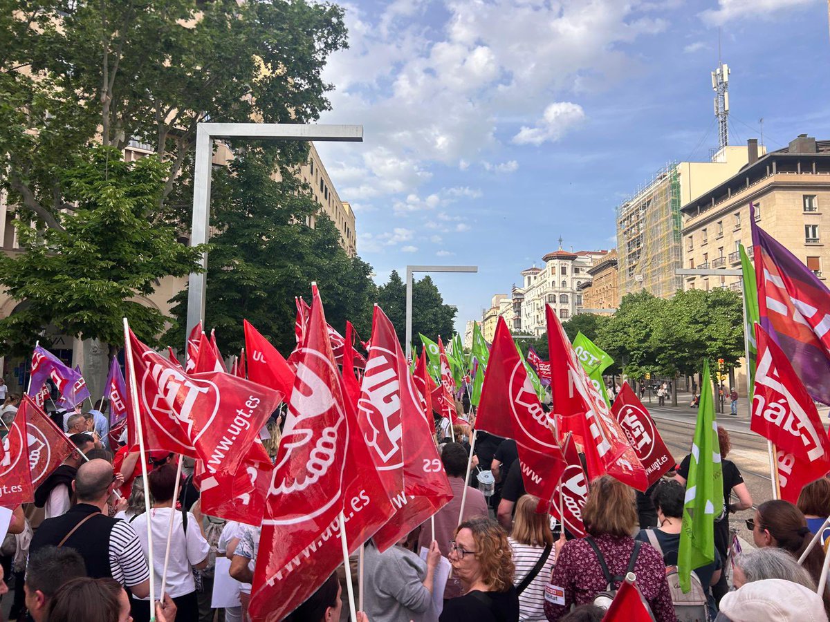 SocialistasZGZ's tweet photo. Hoy nos manifestamos en Zaragoza para acabar con la invisibilidad de las trabajadoras del sector de la limpieza. 

Es de justicia social dignificar su trabajo y defender que tengan un nuevo convenio que mejore sus condiciones laborales y económicas https://t.co/YFEe7utGdQ