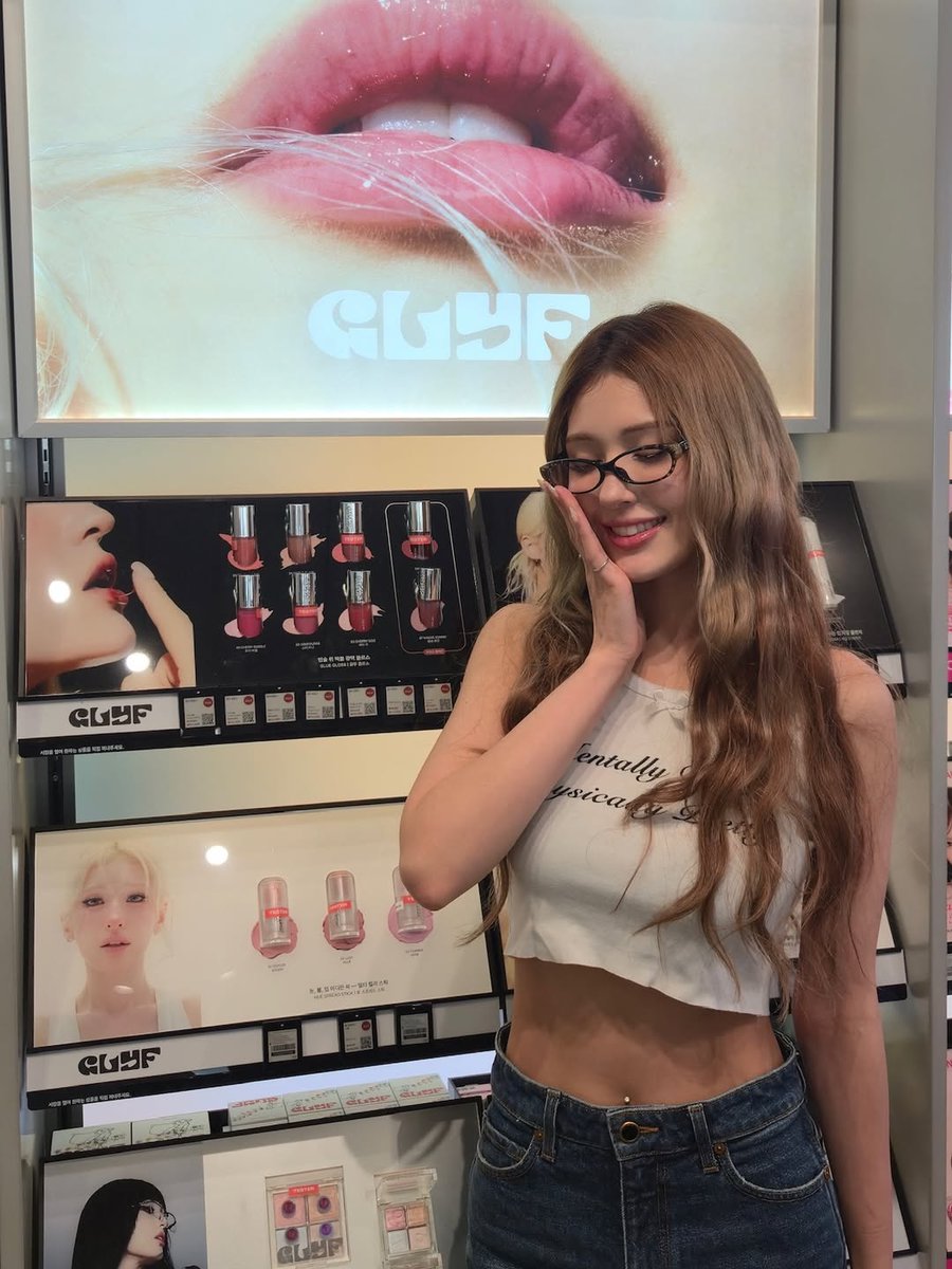 Somi_Italia_'s tweet photo. [📸 || INSTAGRAM 26.04.22] @glyfing

🇮🇹Qualcuno si chiede quanto appiccicose sono le colle?🤓
Adesso si può al Musinsa Megastore✨️

📍Mushin Megastore Seongsu 2F Beauty Zone
04.24 GRANDE APERTURA

#JEONSOMI #전소미 #IOI #아이오아이 #GLYF https://t.co/ArpIctD5OA